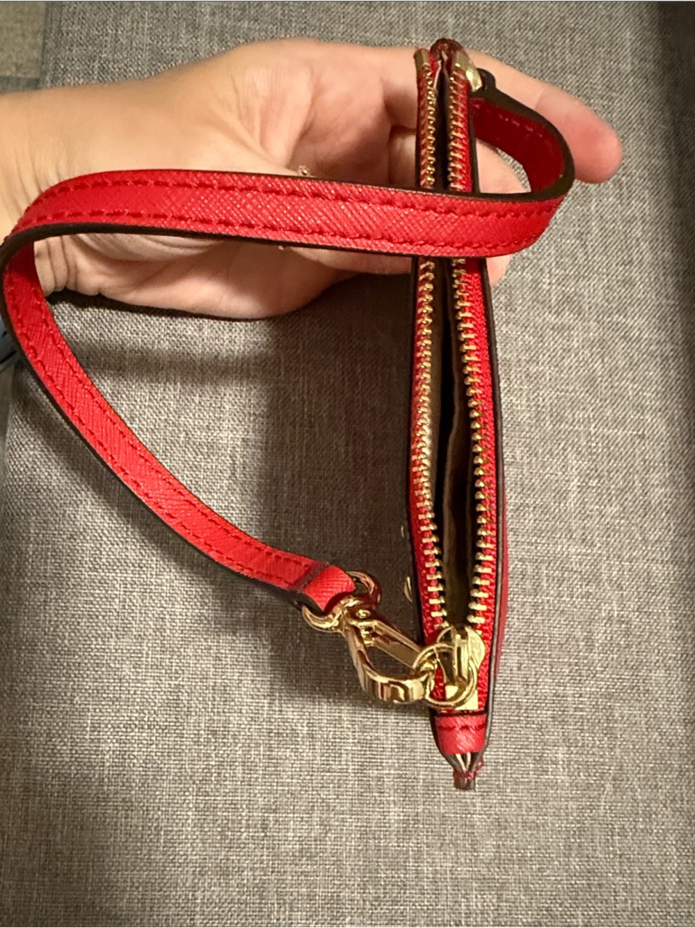 ❤️NWOT Michael Kors Red Saffiano Leather Karla Wristlet - Picture 5 of 6